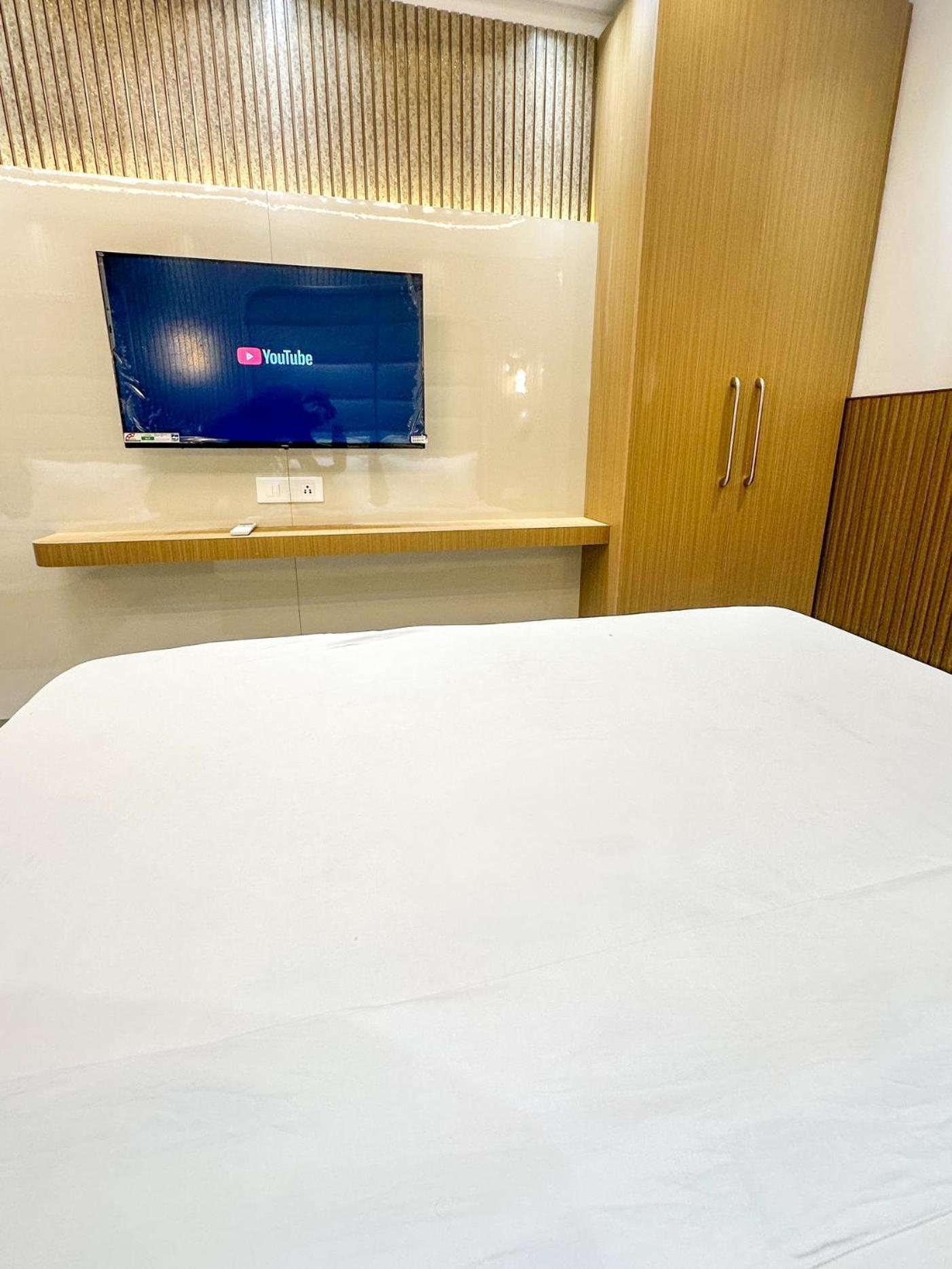 Bed and Breakfast Delhi Delight Premium Нью-Дели Экстерьер фото